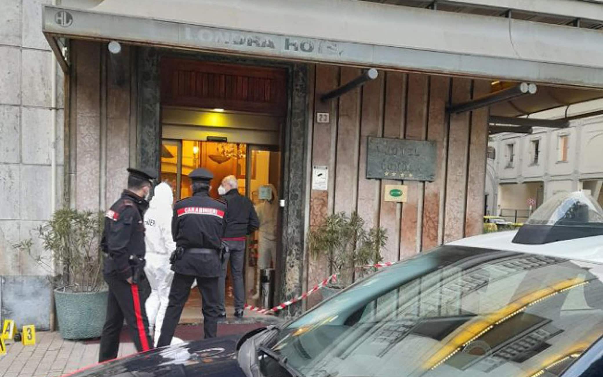 La polizia scientifica sul luogo dove il portiere del Londra hotel, un quattro stelle nei pressi della stazione, è stato trovato morto in una pozza di sangue da un passante ad Alessandria,9 maggio 2022.ANSA/Elena Girani