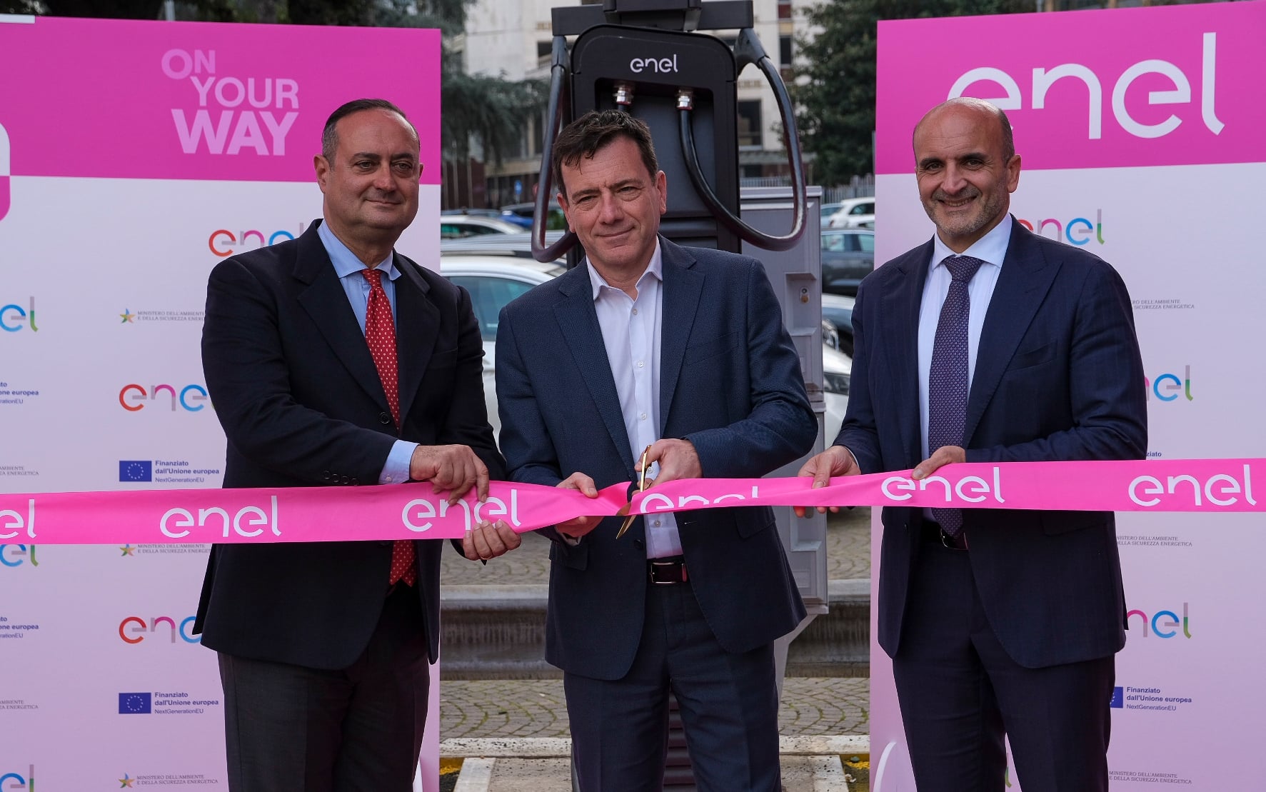 Nella foto, da sinistra verso destra: -	Fabrizio Penna, Capo Dipartimento Unità di Missione per il PNRR del Ministero dell’Ambiente e della Sicurezza Energetica; -	Simone Tripepi, Head of charging point operator di Enel; -	Giorgio Centurelli, Capo Segreteria Tecnica del Ministro dell’Ambiente e della Sicurezza Energetica.  
