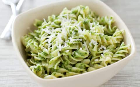 Un piatto di fusilli al pesto genovese