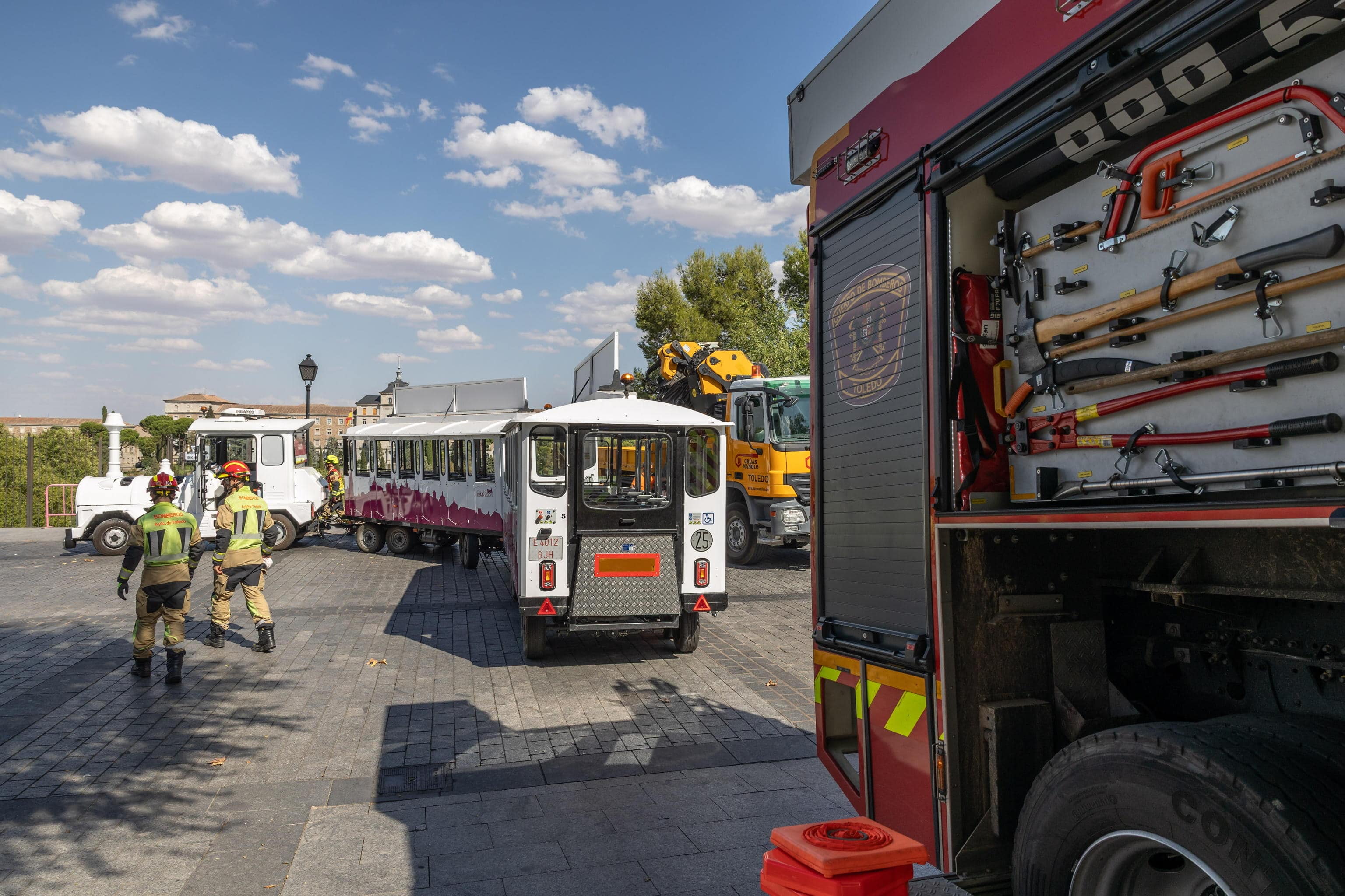 epa13184744 Several firefighters walk next to a sightseeing train after an Italian tourist, 44, was injured after he was run over by the vehicle in Toledo, central Spain, 22 August 2026. The train started moving when it was empty and without a driver. The incident is being investigated.  EPA/Angeles Visdomine