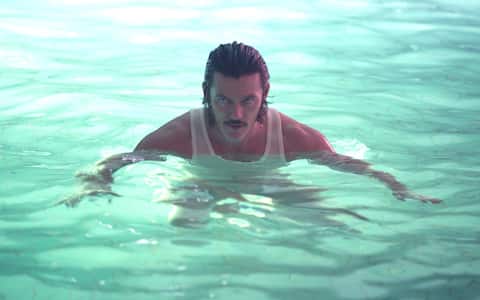 Luke Evans compie 45 anni. Da Zeus a Vlad III, da Bard a Gaston: i ...