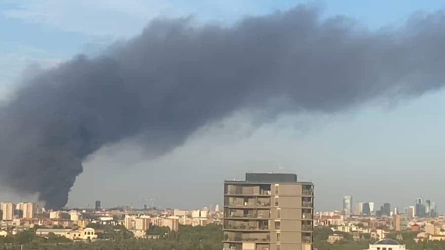 La nube di fumo sul quartiere Bovisa