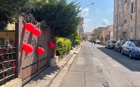 Fiocchi, nastri, rose e palloncini rossi posizionati su balconi, porte e cancelli di tutte le case di via de Pietro e delle strade che conducono dall'abitazione della famiglia Isceri alla chiesa Maria Regina di Squinzano (Lecce), dove si celebreranno i funerali di Lorena Isceri, la 45enne uccisa nei giorni scorsi a Firenze dell'ex compagno. L'iniziativa è dei vicini di casa della famiglia della vittima. Su alcuni muri di abitazioni ci sono anche fiori rossi con la foto di Lorena, Squinzano 9 settembre 2026. ANSA/ISABELLA MASELLI