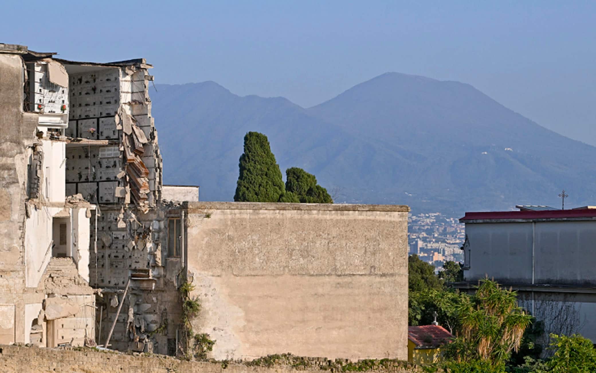 La congrega crollata sulla collina del cimitero di Poggioreale a Napoli con decine di bare e di salme in bilico tra le macerie, 17  ottobre  2022
ANSA / CIRO FUSCO
