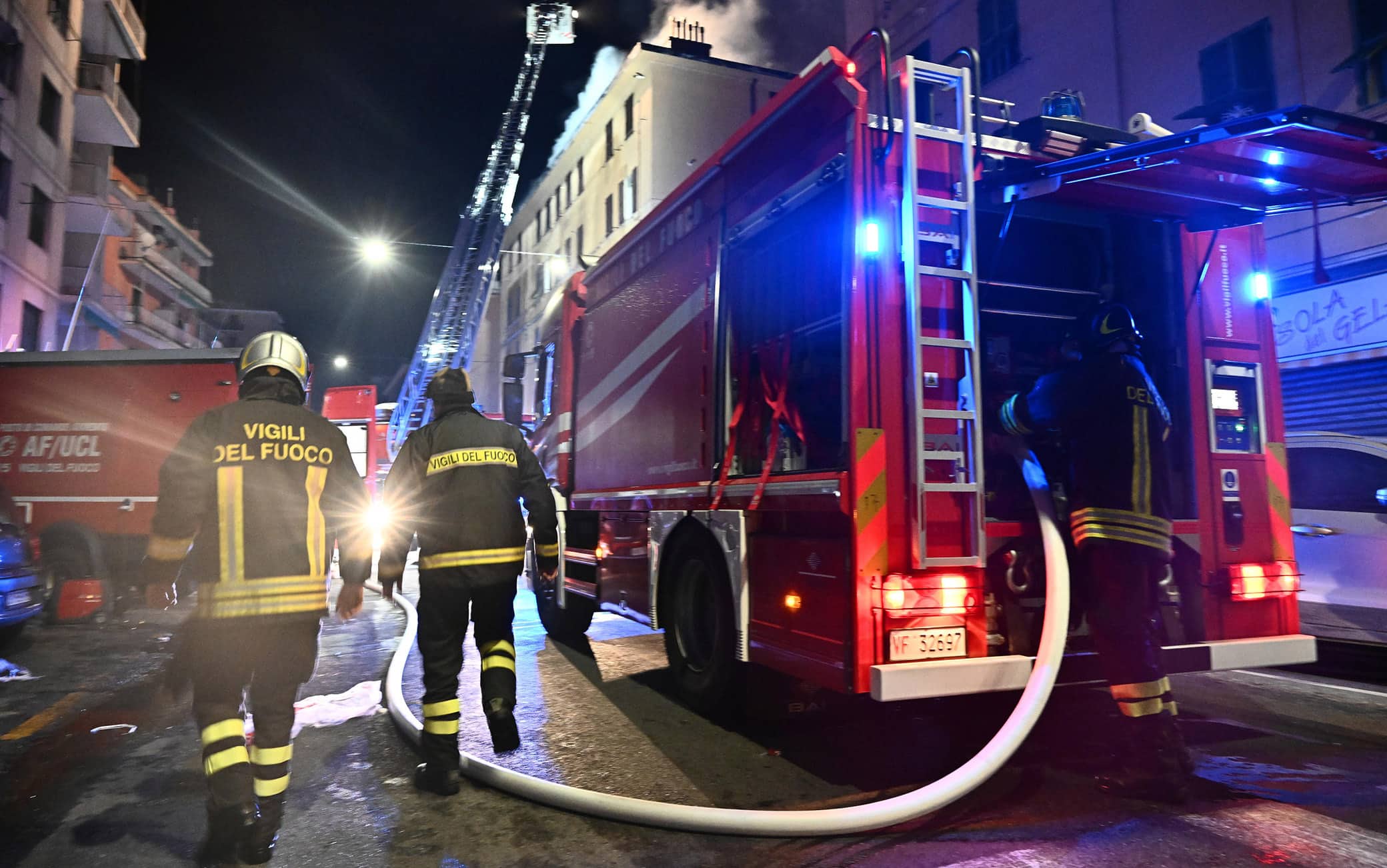 Un vasto incendio ha distrutto gli ultimi piani di un palazzo in via Piacenza nel quartiere di San Gottardo in Valbisagno, un ferito lieve e decine di sfollati. Le operazioni di spegnimento hanno impegnato diverse squadre di Vigili del Fuoco con autobotti e autoscale per tutta la notte. Genova 15 febbraio 2023. ANSA/LUCA ZENNARO