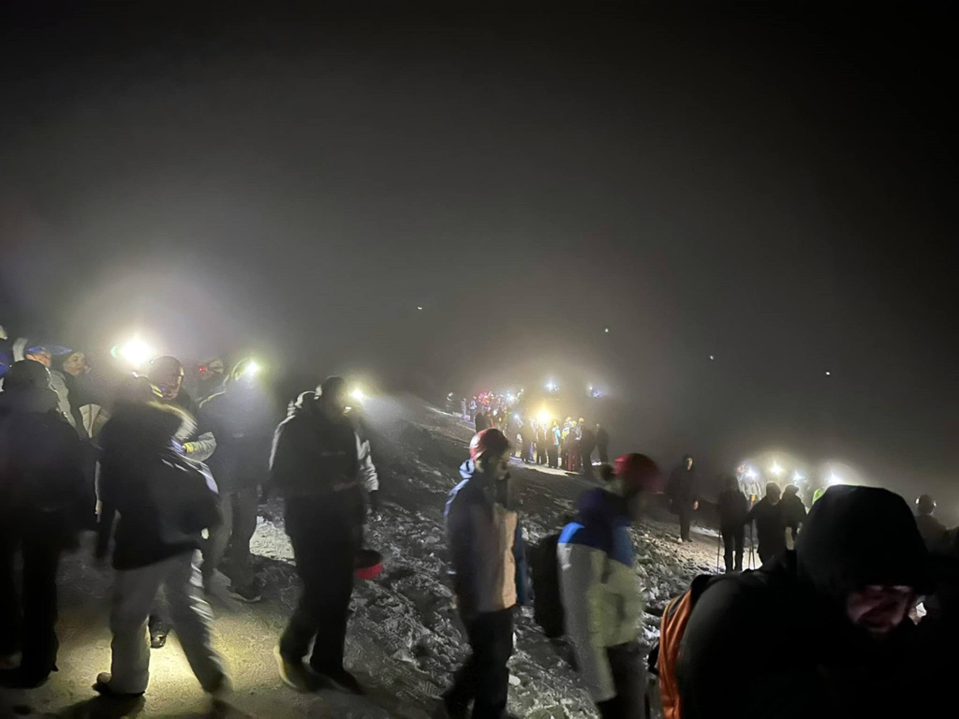 Persone sull'Etna domenica sera