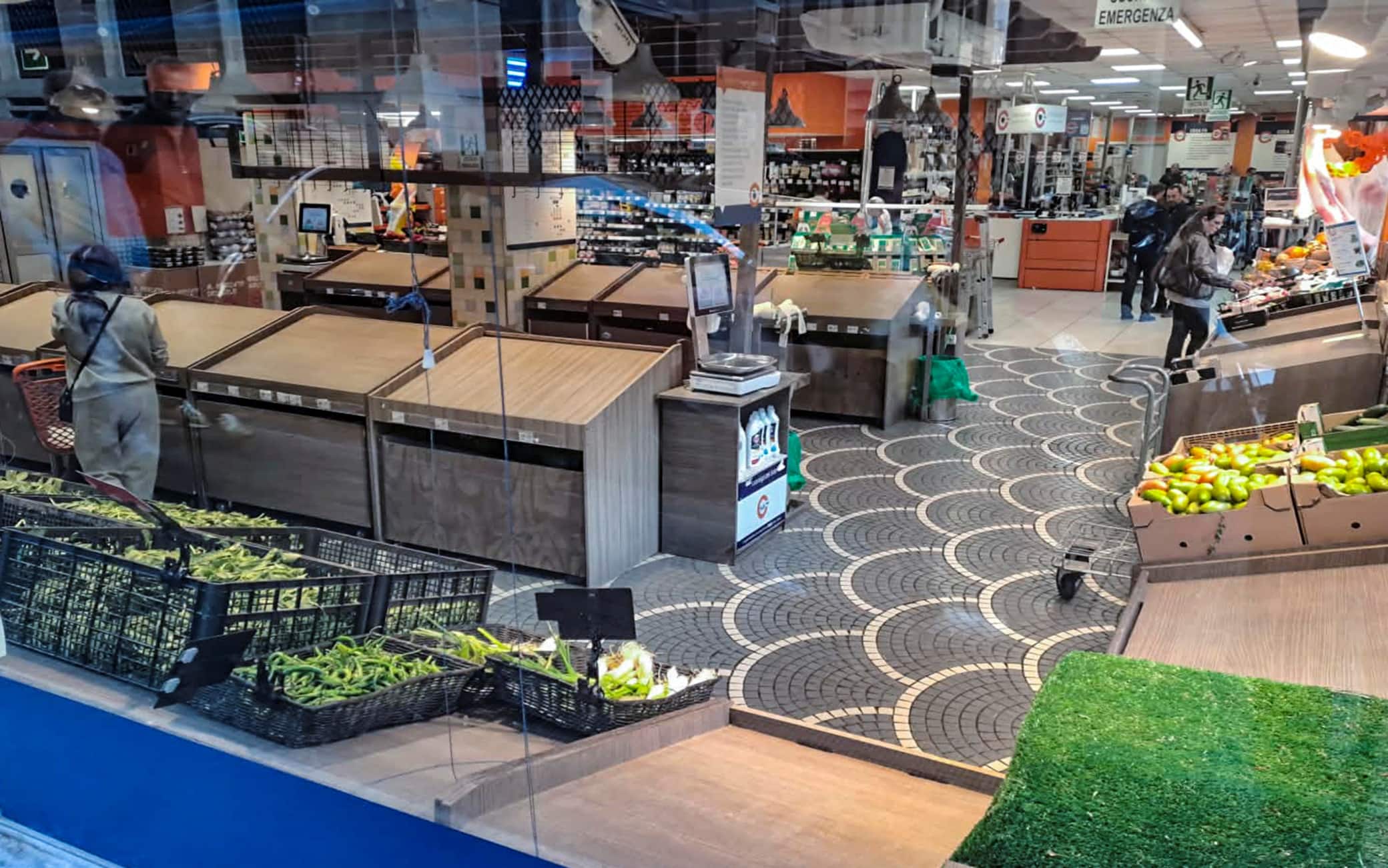 Scaffali vuoti in un supermercato di Napoli a causa dello sciopero dei trasportatori