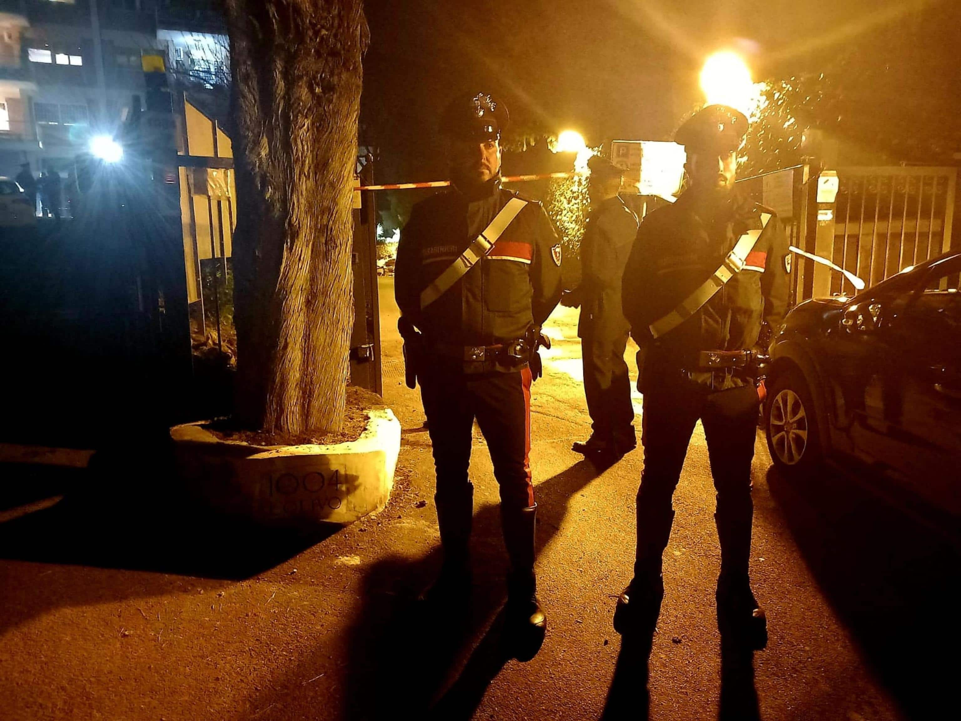 Si aggrava la posizione della guardia giurata che ha ucciso, colpendolo con un colpo di pistola alla testa, un ladro di 24 anni, di origini romene, nel tardo pomeriggio di ieri a Roma. Dopo la morte dell'uomo l'accusata nei confronti del vigilante passerà da tentato omicidio a omicidio. Il 62enne, in base a quanto ricostruito fino ad ora, avrebbe esploso una serie di colpi e uno dei proiettili ha raggiunto alla testa il ventenne morto questa mattina a causa delle ferite, 07 febbraio 2025.   NPK   Carabinieri   +++ATTENZIONE LA FOTO NON PUO' ESSERE PUBBLICATA O RIPRODOTTA SENZA L'AUTORIZZAZIONE DELLA FONTE DI ORIGINE CUI SI RINVIA+++ +++NO SALES; NO ARCHIVE; EDITORIAL USE ONLY+++