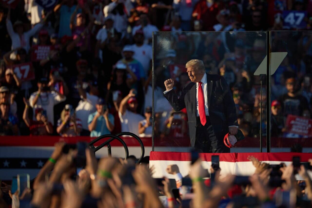 Donald Trump sul palco per il comizio a Coachella, California