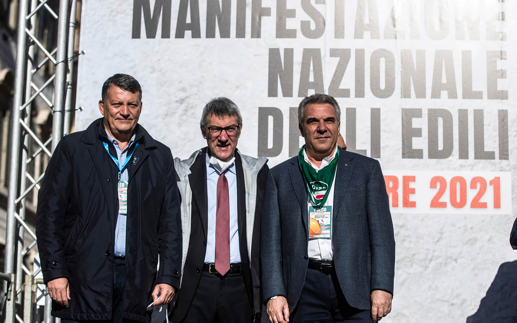 I segretari generali Cgil, Cisl e Uil, Maurizio Landini, Luigi Sbarra e Pierpaolo Bombardieri durante la manifestazione nazionale degli edili contro le morti sul lavoro indetta dai sindacati Cgil Cisl Uil in piazza Santi Apostoli, Roma, 13 novembre 2021. ANSA/ANGELO CARCONI
