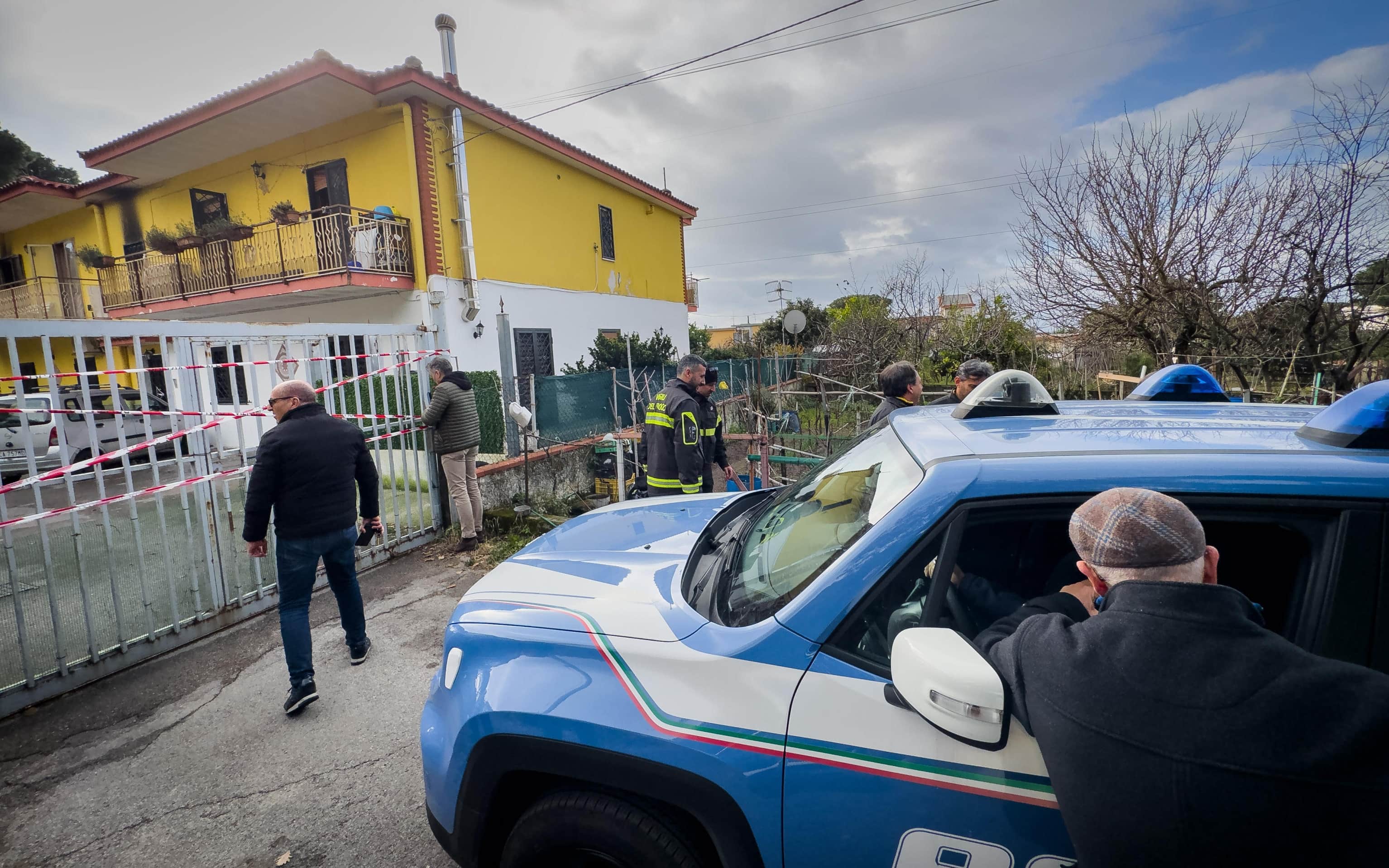 L’esterno della palazzina di Torre del Greco, dove per l’esplosione dovuta ad una fuga di gas, nella notte è morta una coppia di anziani. Napoli 8 Febbraio 2024 ANSA/CESARE ABBATE