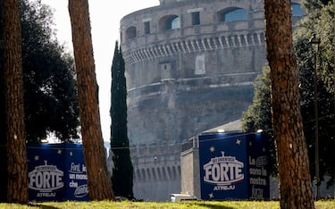 I preparativi per Atreju, la manifestazione politica delle destre italiane che si svolgerà a piazza Adriana dal 6 al 14 dicembre, Roma, 5 dicembre 2025. 
ANSA/MASSIMO PERCOSSI