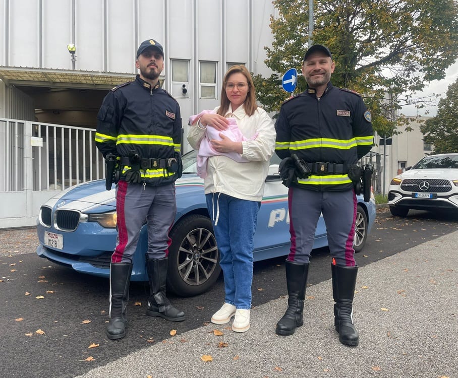 La donna che ha partorito in autostrada con l'aiuto della Polizia di Stato.