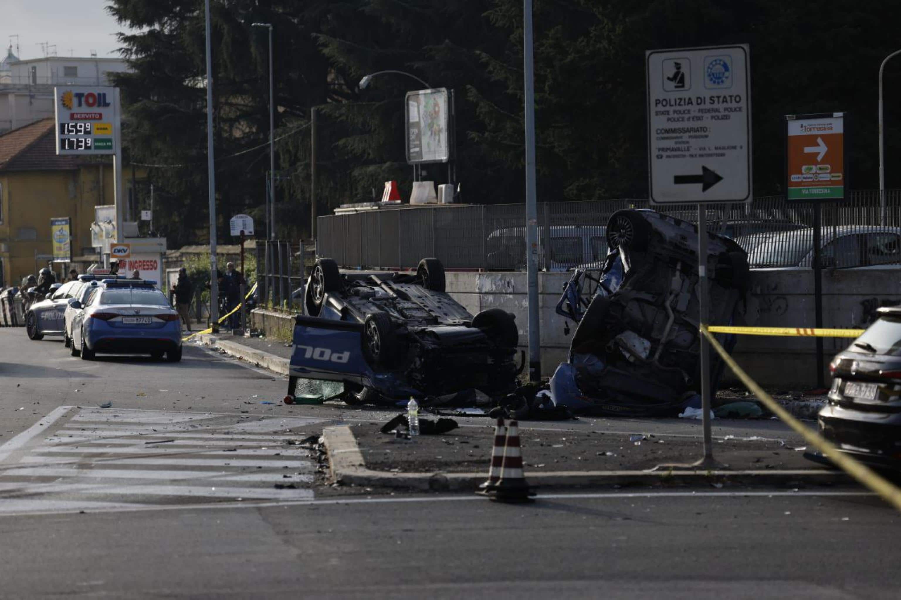 Incidente tra due volanti della polizia nel quartiere Monte MariO,  in via dei Monfortani, Roma, 18 novembre 2024. Un poliziotto di 32 anni è morto e altri due colleghi sono rimasti feriti. Dalle prime informazioni sembra si tratti dei due conducenti delle volanti: una donna trasportata al San Camillo e un uomo all'ospedale Santo Spirito. 
ANSA/ FABIO FRUSTACI