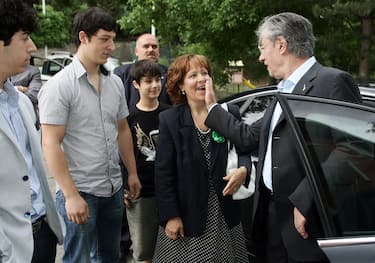 Umberto Bossi con la moglie e i figli ai seggi nel 2009