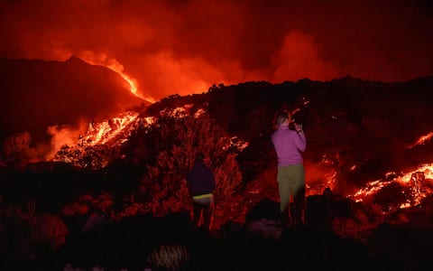 The leading edge of Etna s lava flow, descended to an elevation of about 1,300 meters on the sea level, where it encountered vegetation and set some areas ablaze. Catania, 13 August 2026. ANSA/EMILIO MESSINA