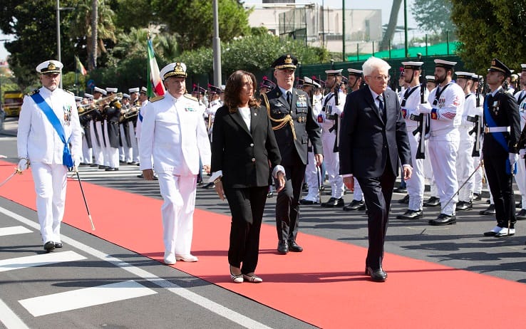 Il presidente della Repubblica Sergio Mattarella depone una corona davanti al monumento allo Scugnizzo a Napoli, 27 settembre 2023 .
ANSA/Francesco Ammendola - Ufficio per la Stampa e la Comunicazione della Presidenza della Repubblica ANSA PROVIDES ACCESS TO THIS HANDOUT PHOTO TO BE USED SOLELY TO ILLUSTRATE NEWS REPORTING OR COMMENTARY ON THE FACTS OR EVENTS DEPICTED IN THIS IMAGE; NO ARCHIVING; NO LICENSING NPK