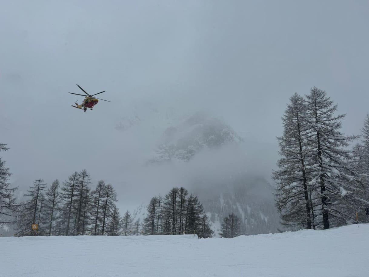Cade da un salto di roccia, morto sciatore a Courmayeur | Sky TG24