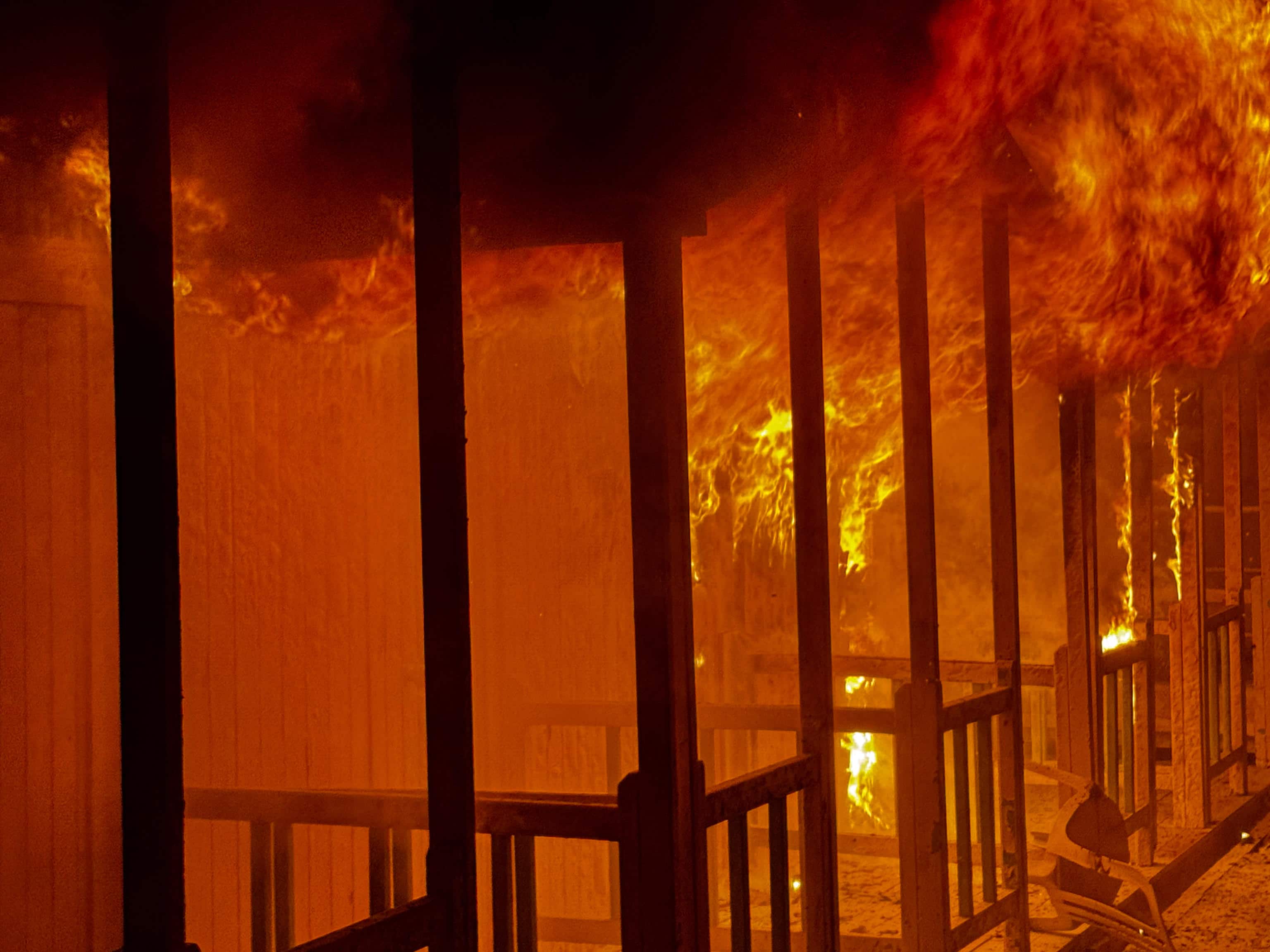 Cabine in fiamme allo stabilimento "Plinius" di Ostia, Roma, 27 marzo 2025. ANSA/EMANUELE VALERI (npk)