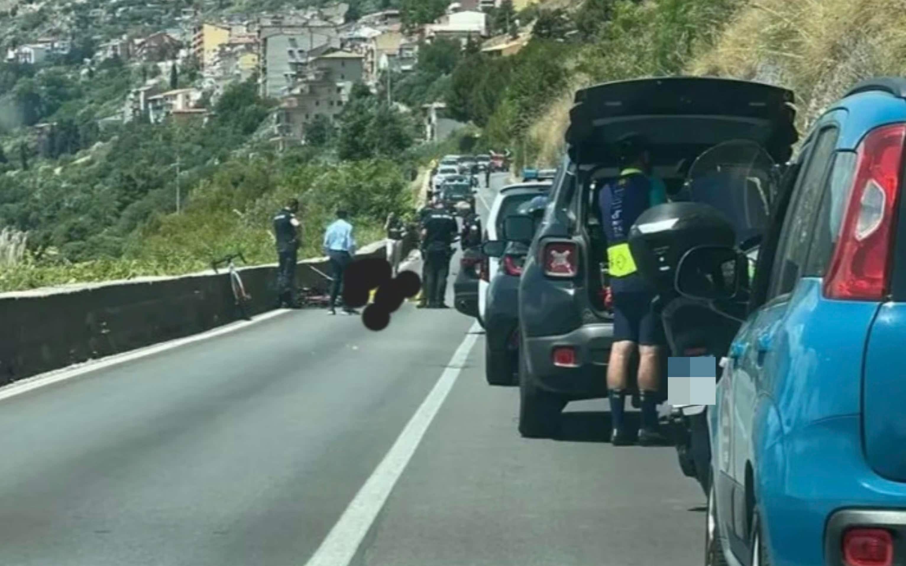 AUTO TRAVOLGE UN GRUPPO DI CICLISTI, MUORE UNA DONNA
