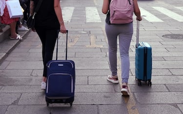 turisti con la valigia