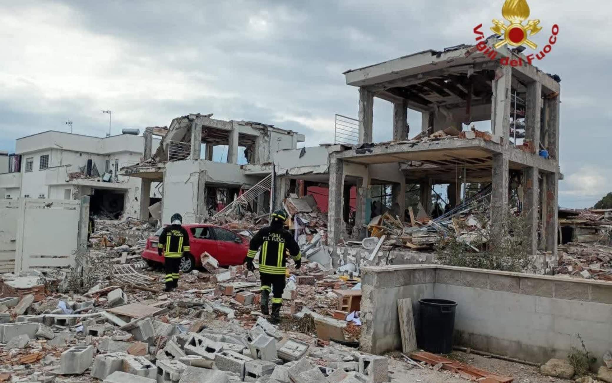 Una palazzina è crollata in seguito a un'esplosione nella zona di Ponte Galeria a Roma, 22 marzo 2026. E' accaduto in via Tavagnasco. Dalle prime informazioni, sembra che l'esplosione abbia interessato tre edifici. Sul posto vigili del fuoco e polizia. Al momento si registrano due feriti gravi e una settantina di persone in strada. ANSA/US VIGILI DEL FUOCO +++ UFFICIO STAMPA VIGILI DEL FUOCO  +++ FOTO NON IN  VENDITA - DA USARE SOLO PER FINI GIORNALISTICI  +++ NPK +++