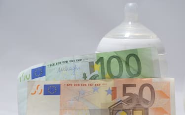 banconote e biberon
