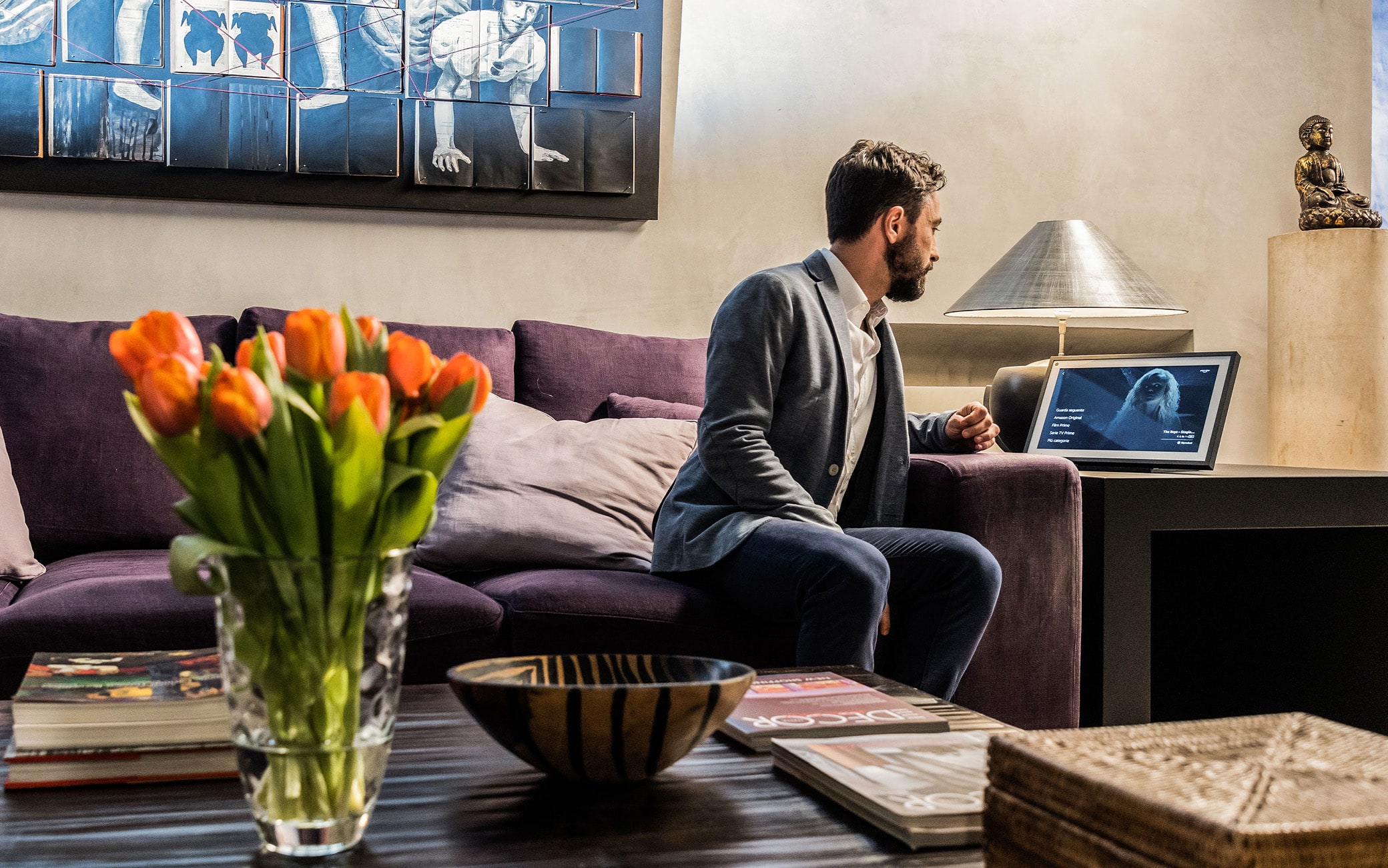 Con il supporto (venduto separatamente) è possibile posizionare Echo Show 15 su una superficie come un tavolo o un mobile, come se fosse una cornice