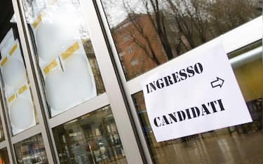 torino, concorso pubblico per insegnanti di ruolo (TORINO - 2012-12-17, MEDIAPRESS_giulio lapone) p.s. la foto e' utilizzabile nel rispetto del contesto in cui e' stata scattata, e senza intento diffamatorio del decoro delle persone rappresentate