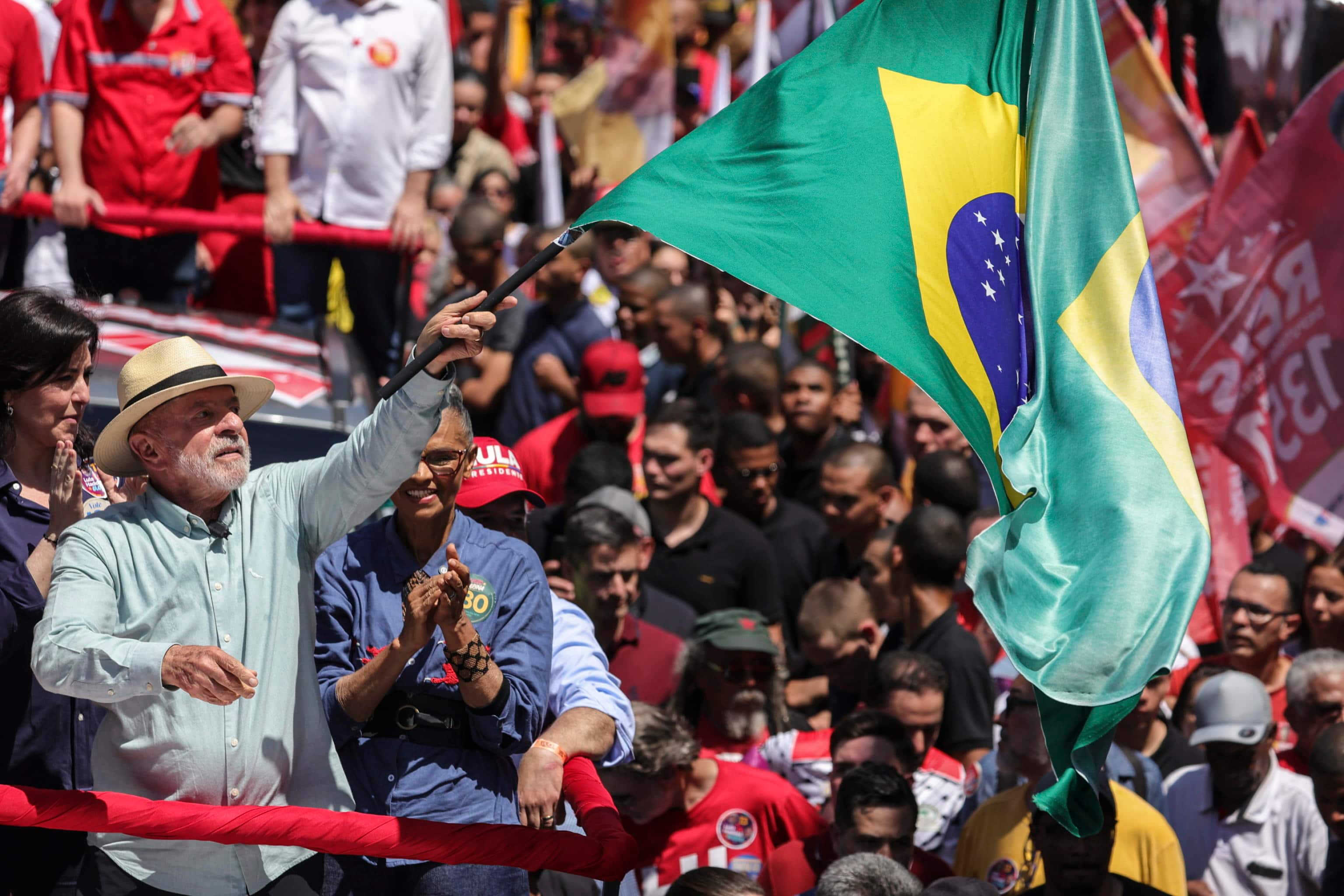 epa13264816 Brazilian President and re-election candidate Luiz Inacio Lula da Silva greets supporters during a campaign rally in the Sao Miguel Paulista neighborhood of Sao Paulo, Brazil, 26 September 2026. Brazil will hold its general elections on 4 October 2026, with voters selecting the president, federal lawmakers, and state governors.  EPA/SEBASTIAO MOREIRA
