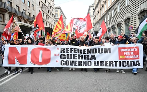 Corteo contro guerra, referendum e governo. Bruciate foto di Meloni, Nordio  e Trump. FOTO | Sky TG24