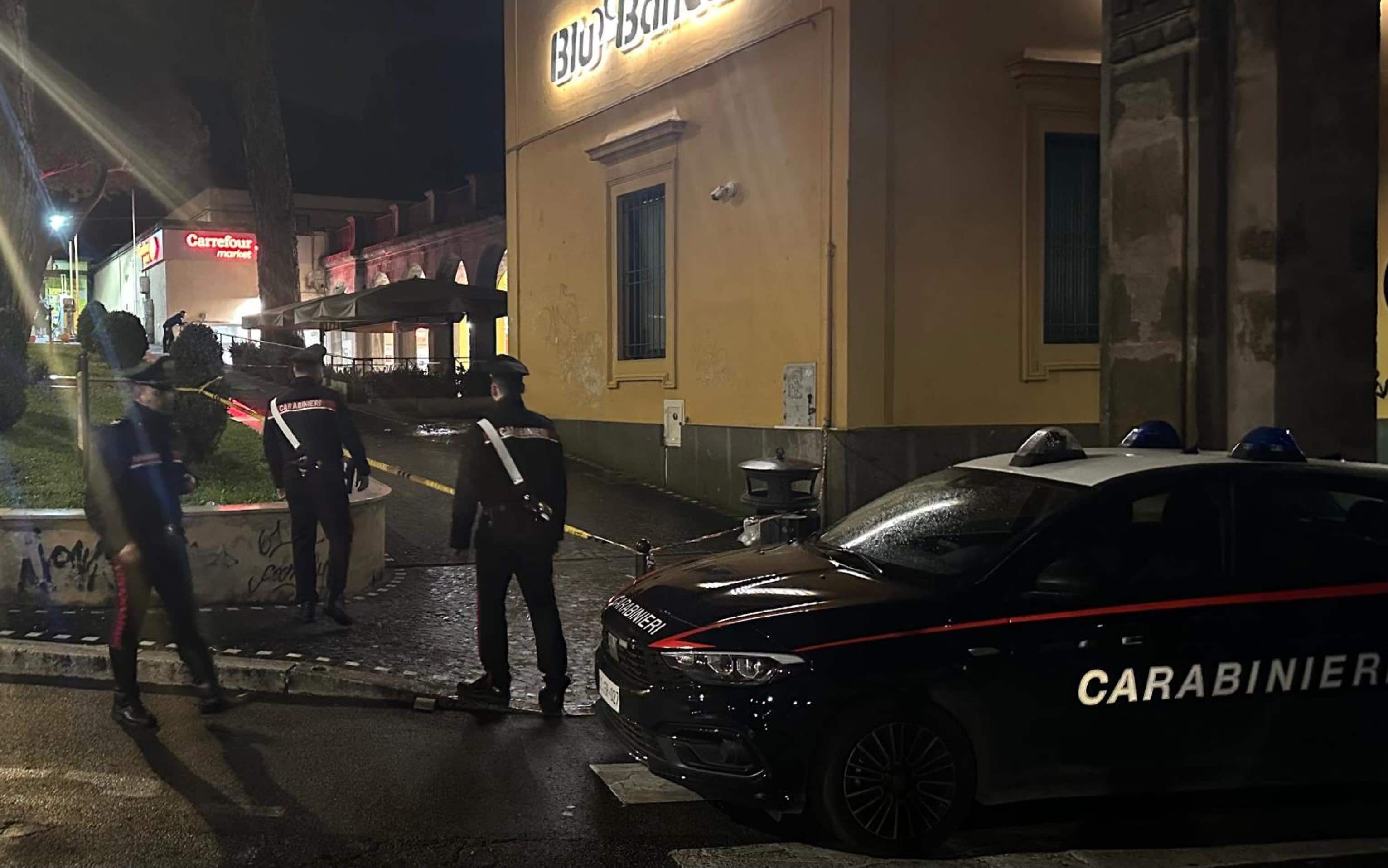 UNA PATTUGLIA DEI CARABINIERI SUL LUOGO DELL'ACCOLTELLAMENTO A FRASCATI, 30 MARZO 2025. E' stato arrestato il presunto autore dell'accoltellamento di un sedicenne avvenuto ieri sera nel centro di Frascati, vicino Roma. Si tratta di un coetaneo. E' stato bloccato nella notte da carabinieri e polizia. Intanto il minorenne ferito è ricoverato in ospedale in condizioni critiche. A quanto ricostruito dagli investigatori l'accoltellamento è avvenuto al culmine di una lite tra i due minorenni che si conoscevano.
ANSA/CARABINIERI ANSA PROVIDES ACCESS TO THIS HANDOUT PHOTO TO BE USED SOLELY TO ILLUSTRATE NEWS REPORTING OR COMMENTARY ON THE FACTS OR EVENTS DEPICTED IN THIS IMAGE; NO ARCHIVING; NO LICENSING +++ NPK