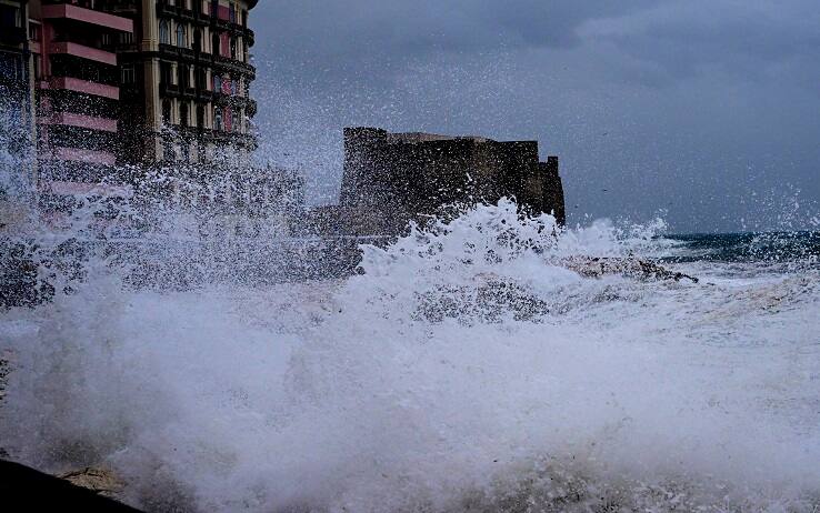 Vento, mare grosso a Napoli e stop ai collegamenti con le isole del golfo, Napoli, 22 novembre 2022. ANSA / CIRO FUSCO