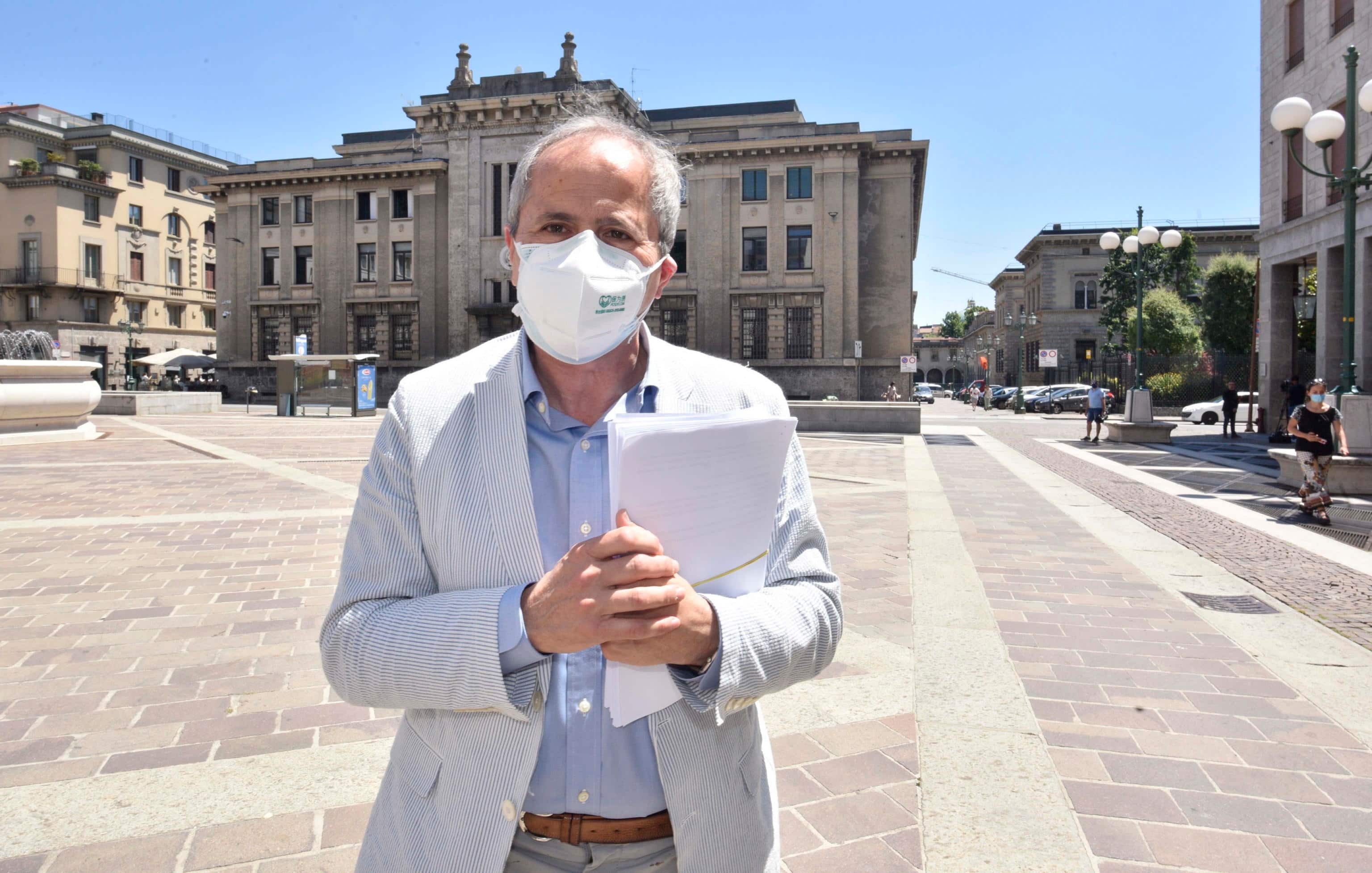 Il direttore del dipartimento di Medicina molecolare e virologica dell'Università di Padova, Andrea Crisanti, esce dalla procura di Bergamo dopo un colloquio con i magistrati che si occupano delle inchieste sulle conseguenze del coronavirus nel Bergamasco, 22 giugno 2020.  ANSA/FILIPPO VENEZIA
