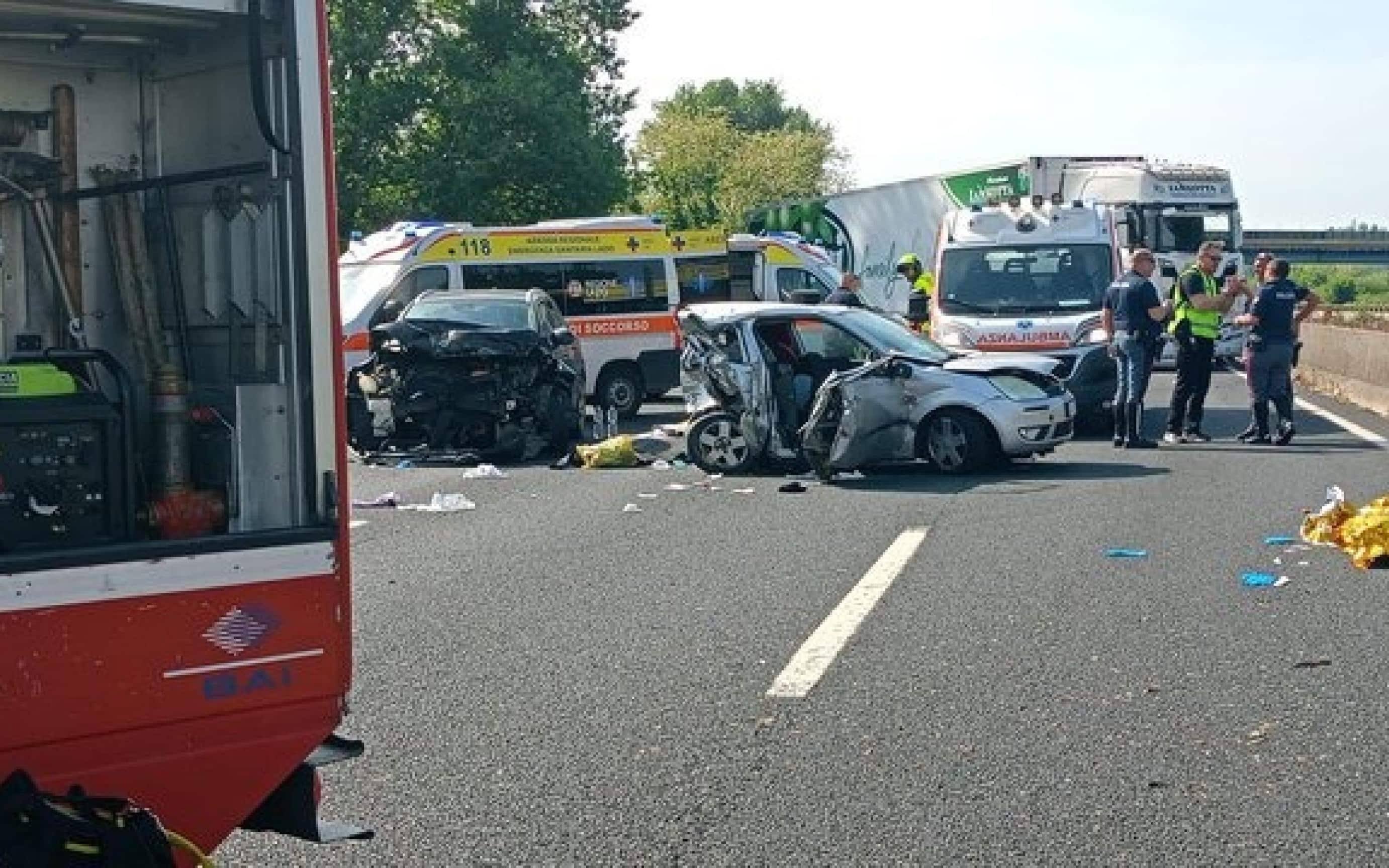 Incidente stradale mortale al chilometro 615 dell'Autostrada A1 in direzione sud, tra i caselli di Anagni e Ferentino, nel Frusinate, 03 maggio 2025. Una Ford Fiesta grigia è stata tamponata con violenza da una seconda vettura di colore blu scuro sulla quale viaggiava un'intera famiglia. Il papà, 40 anni, ed il figlio, 8 anni, sono deceduti nonostante i tentativi di soccorrerli.
ANSA/ALESSIO PORCU