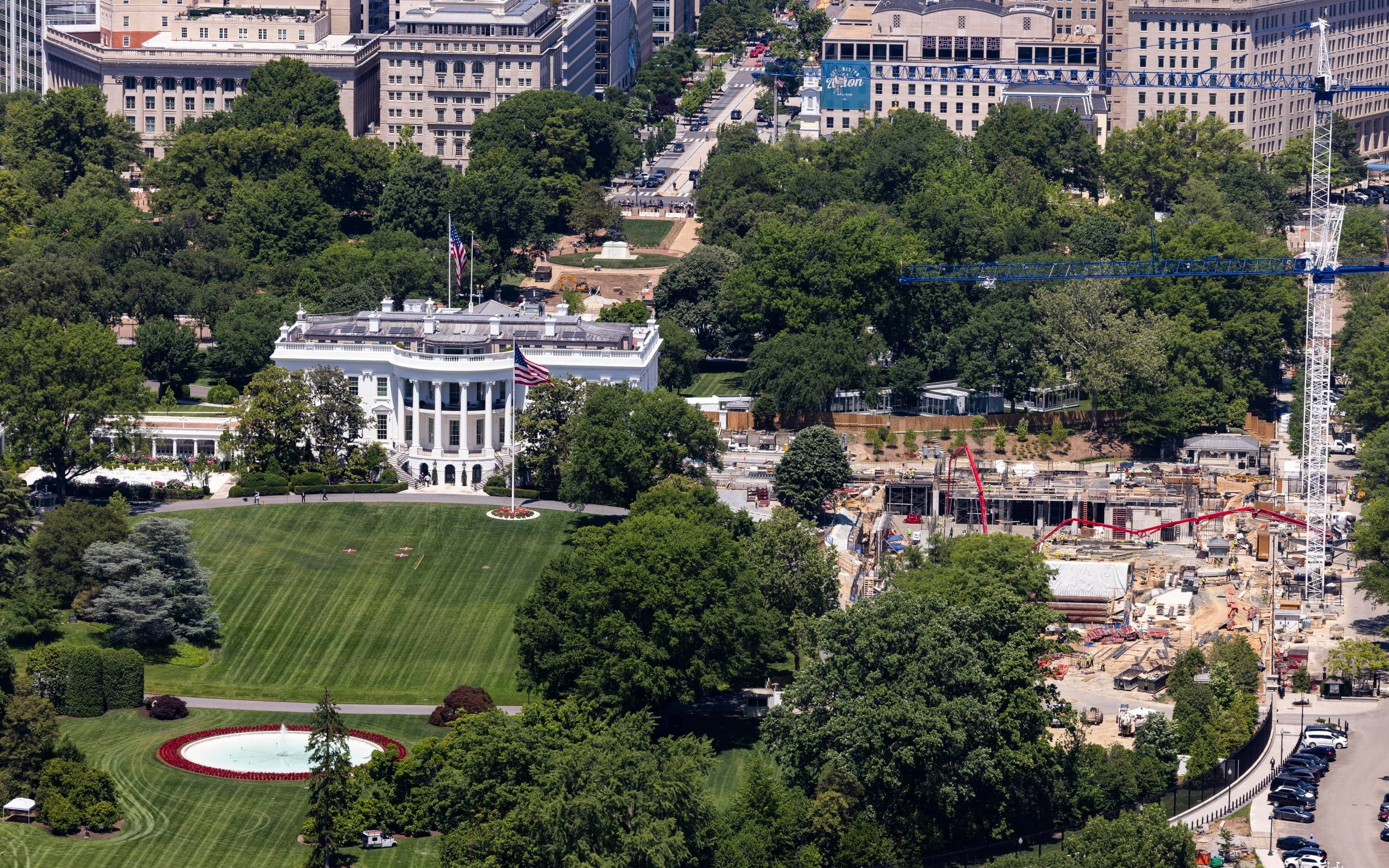 epa12951783 Construction of the White House ballroom (R) continues adjacent to the White House (L) in Washington, DC, USA, 12 May 2026. Republican lawmakers are moving forward with a proposal to add one billion US dollars to legislation for security upgrades tied to the ballroom project.  EPA/JIM LO SCALZO
