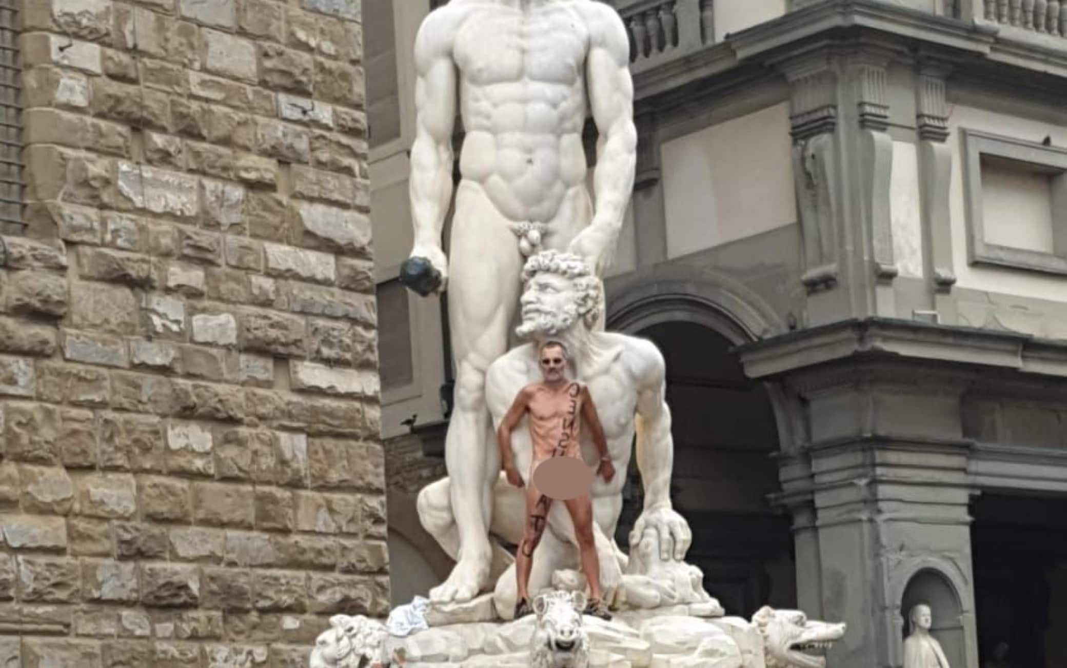 Un uomo nudo e con scritto, sul corpo, 'Censurato',  salito stamani sulla statua di Ercole e Caco sull'arengario di Palazzo Vecchio, in piazza della Signoria a Firenze, 24 Settembre 2023. ANSA/CLAUDIO GIOVANNINI