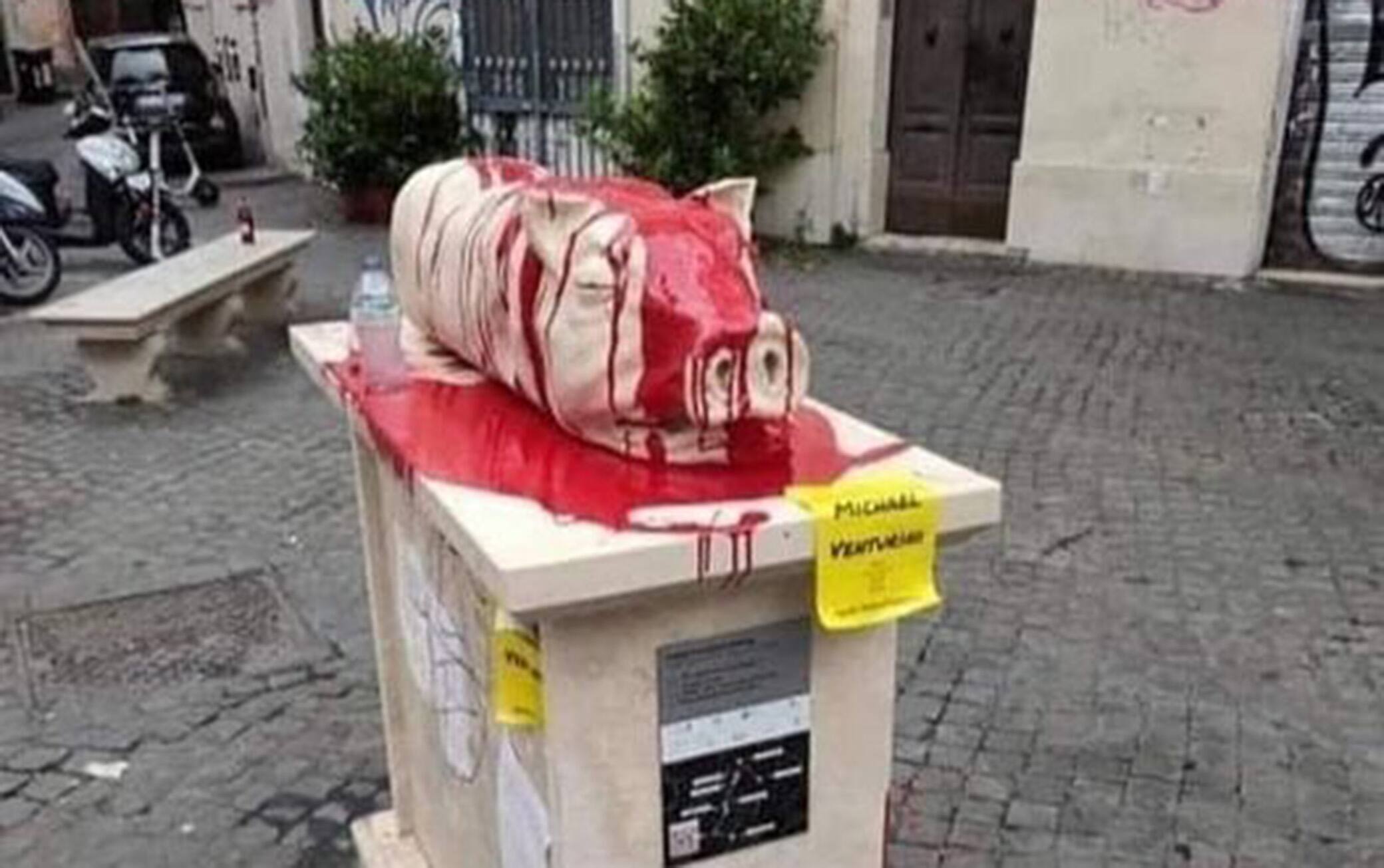 La statua della porchetta imbrattata
