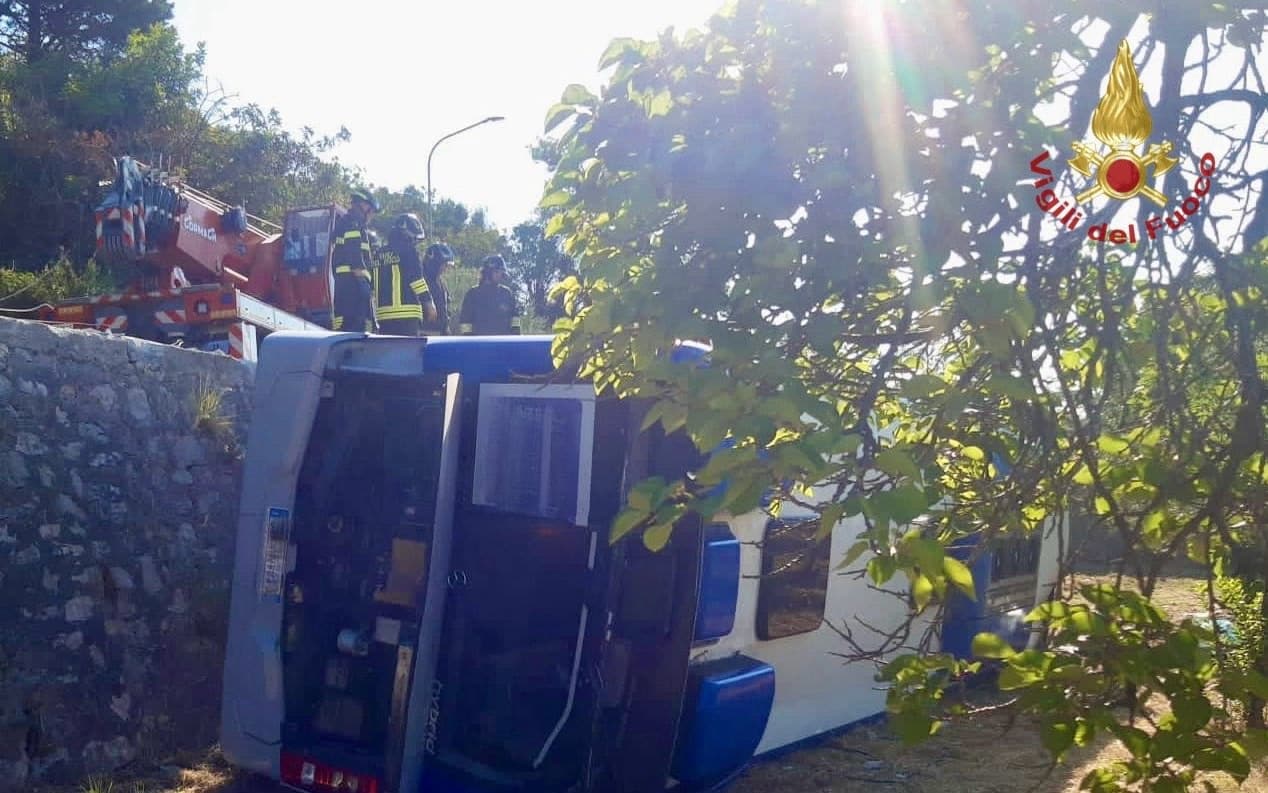 Autobus fuori strada a Formia