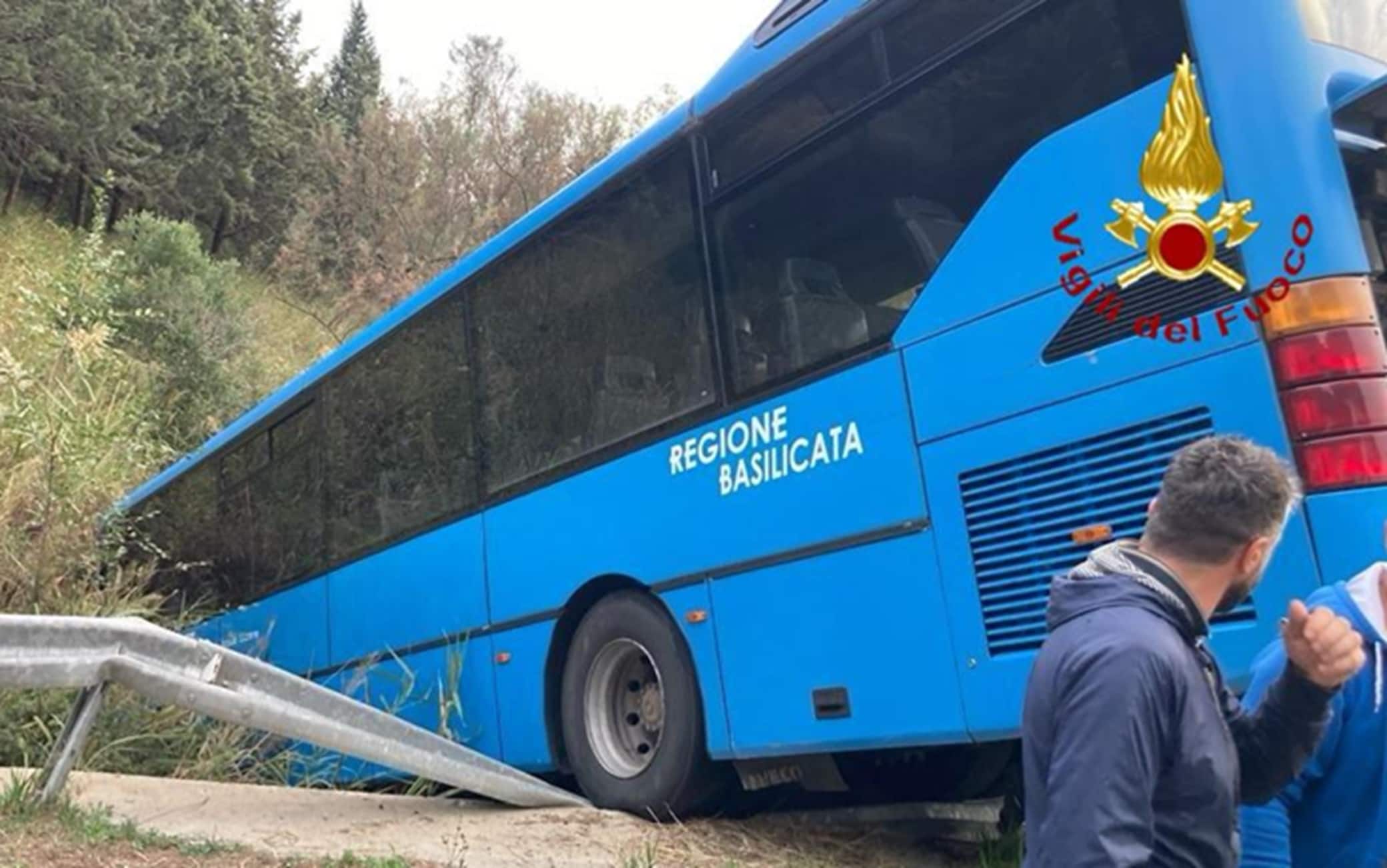 Autobus finisce fuori strada a Matera
