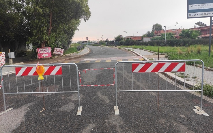 Da ieri sera, a Fiumicino città, è stato chiuso al transito dei veicoli il secondo tratto del Corridoio della mobilità "C5" a causa della caduta di alcuni calcinacci e pezzi di cemento dal viadotto soprastante di via dell'Aeroporto, Fiumicino, 4 settembre 2022. ANSA/ TELENEWS