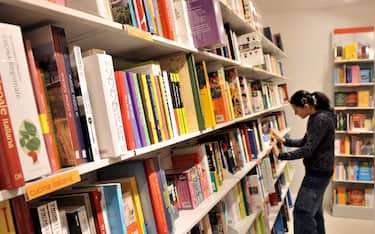 APERTURA DELLA NUOVA LIBRERIA FELTRINELLI IN CORSO XXII 22 DI MARZO, nella foto RAGAZZA GUARDA I LIBRI (MILANO - 2012-05-23, Duilio Piaggesi / Fotogramma) p.s. la foto e' utilizzabile nel rispetto del contesto in cui e' stata scattata, e senza intento diffamatorio del decoro delle persone rappresentate