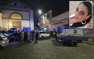 COMBO - Il cadavere di una donna di 51 anni è stato rinvenuto in un appartamento di piazza Sant'Alfonso, nel quartiere napoletano di Piscinola, 14 novembre 2025. Sul posto è giunta la polizia che ha avviato le indagini. Secondo quanto si apprende potrebbe trattarsi di un femminicidio perché sul corpo ci sono segni che riconducono a una possibile morte violenta. ANSA