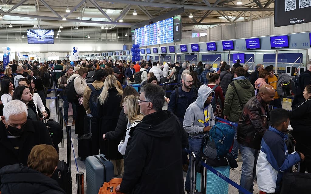 ATHENS, GREECE - JANUARY 4: Passengers line up at departures, as airports across Greece have technical issues affecting radio frequencies, at the Eleftherios Venizelos International Airport, in Athens, Greece, on January 4, 2026. Air traffic in Greece was partially restored on Sunday afternoon after major disruptions that affected all airports across the country and halted inbound and outbound flights. (Photo by Costas Baltas/Anadolu via Getty Images)