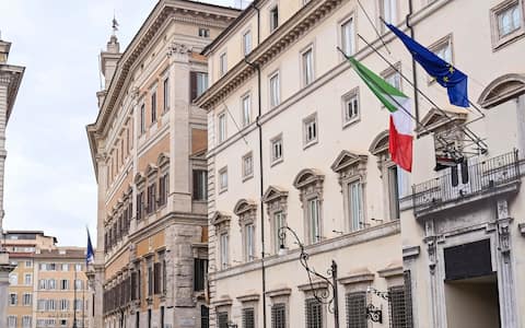 Giornalisti e troupe televisive a piazza Colonna durante la riunione del Consiglio dei Ministri a Palazzo Chigi in occasione della festa dei lavoratori del Primo Maggio, Roma, 01 maggio 2023. ANSA/RICCARDO ANTIMIANI
