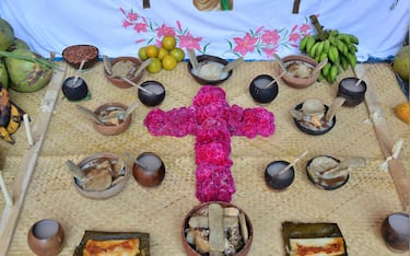 MEXICO CITY, MEXICO - OCTOBER 31: A cross made with Red velvet Celosia flowers seen in an offering,  during the exhibition of altars 'A flower for each soul' to commemorate the victims of the Covid-19 Pandemic as part of Day of the Dead celebrations, at National Palace on October 31, 2020 in Mexico City, Mexico (Photo by Eyepix/Sipa USA) (Mexico City - 2020-10-31, Carlos Tischler / IPA) p.s. la foto e' utilizzabile nel rispetto del contesto in cui e' stata scattata, e senza intento diffamatorio del decoro delle persone rappresentate