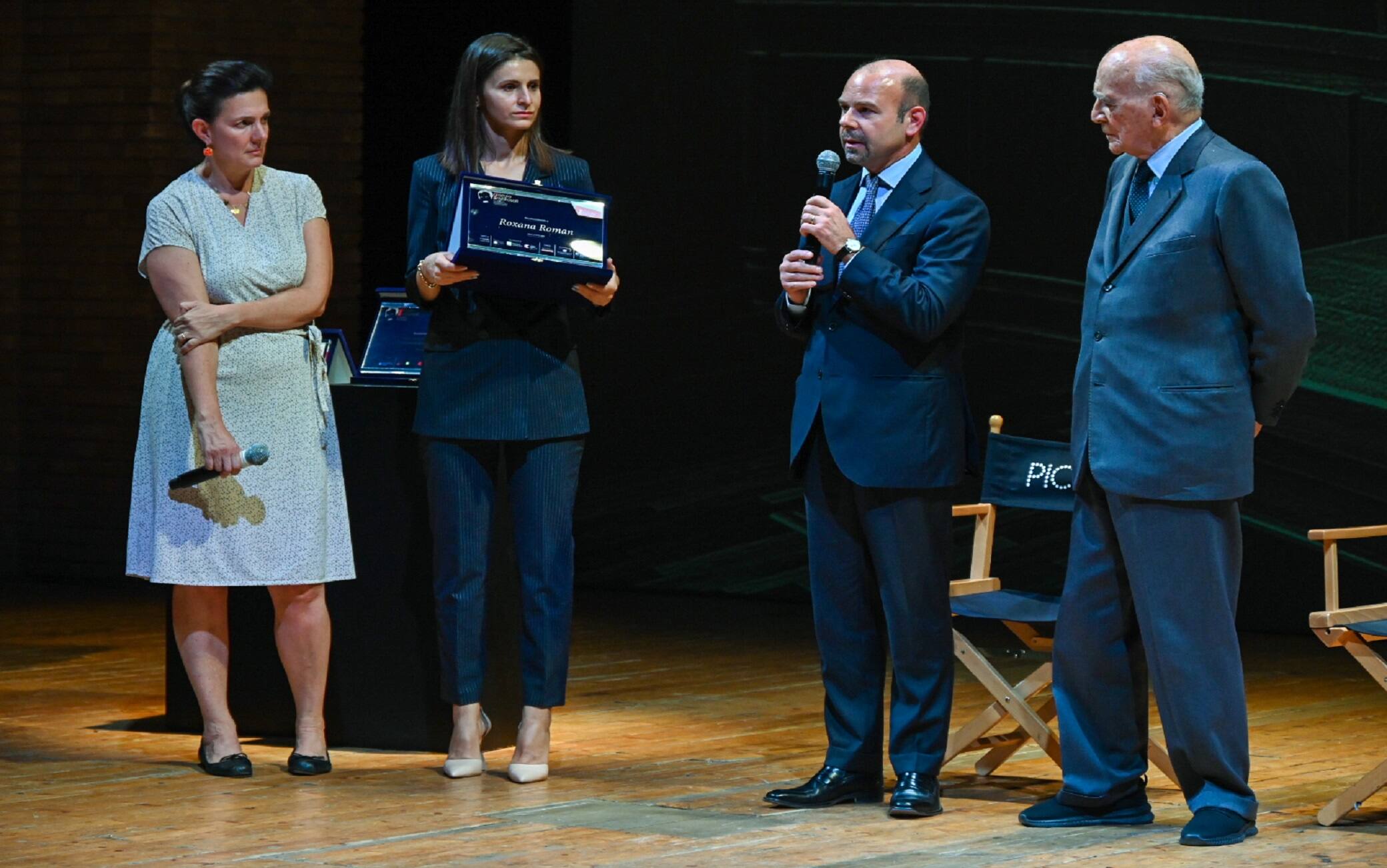 Roxana Roman riceve il riconoscimento