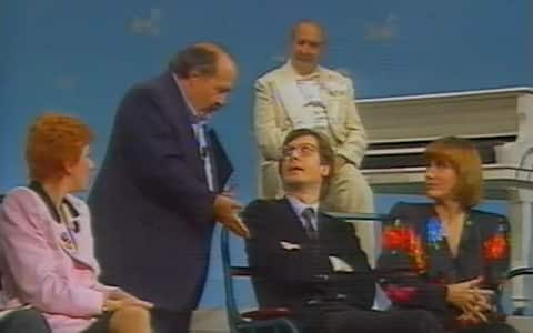 Vittorio Sgarbi contro il critico d'arte Federico Zeri dal salotto del Maurizio Costanzo Show nel 1991. Dalle maledizioni contro il critico d'arte Federico Zeri lanciate dal salotto del Maurizio Costanzo Show ('Lo odio, lo odio, lo odio, voglio che muoià) alla rissa con Alessandra Mussolini nella giuria de 'la Pupa e il Secchione' su Italia 1 ('Capra, oca, ignorante, merda secca, ignorante, fascista, fascista!'). Dal bicchiere d'acqua in faccia a Roberto D'Agostino nello studio tv de L'Istruttoria di Giuliano Ferrara ('Sei un comico penosò) alle liti, più d'una, con Alessandro Cecchi Paone. ANSA / YOUTUBE ++HO - NO SALES - EDITORIAL USE ONLY++