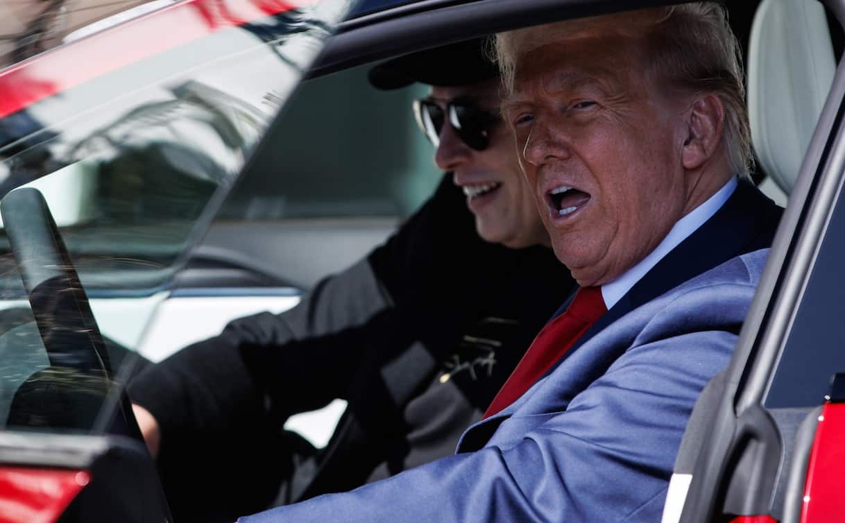 Elon Musk, Trump compra una Tesla Model S in un video virale e le ...