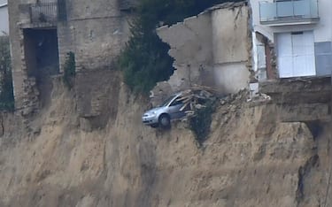 Un'automobile rimasta in bilico sul limite dell'area colpita dalla frana a Niscemi, Caltanissetta. La frana ha causato l'evacuazione di centinaia di famiglie e danni ingenti al patrimonio edilizio, Niscemi, 28 gennaio 2026. ANSA/ORIETTA SCARDINO